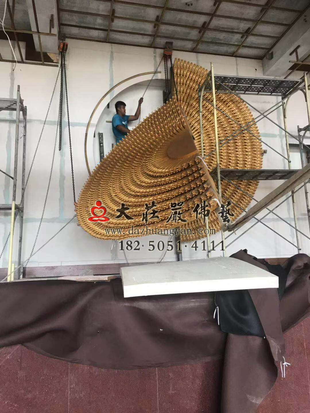 澎湖馬公市潮音寺銅雕千手觀音千手背光吊裝上佛臺進行中